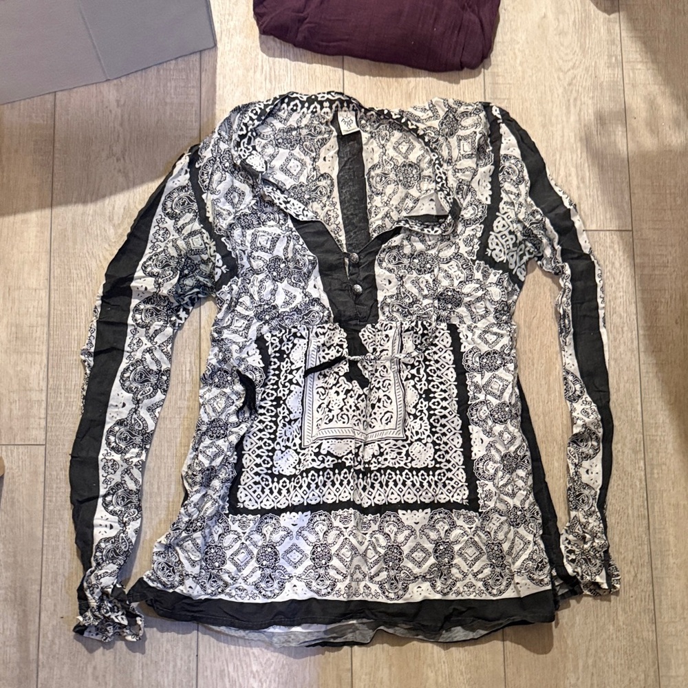 Prana Black and White Patterned Long-Sleeve Blouse(see description)